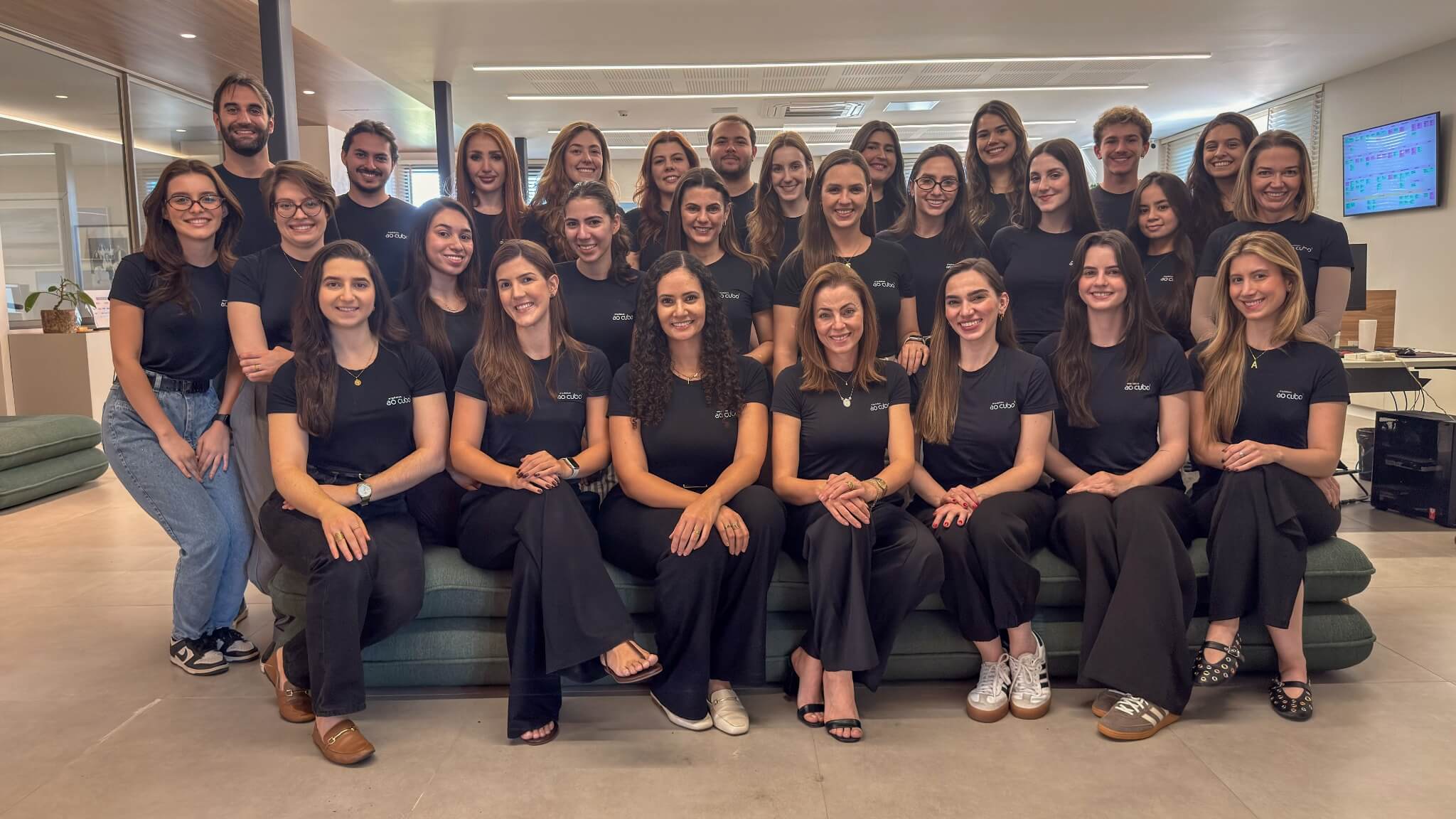 Com foco absoluto na qualidade, o escrit&oacute;rio acompanha rigorosamente todas as etapas do processo, desde a concep&ccedil;&atilde;o at&eacute; a entrega final. O compromisso com a excel&ecirc;ncia est&aacute; presente no nosso dia a dia&nbsp;por meio de melhorias cont&iacute;nuas, monitoramento detalhado e controle preciso, garantindo que cada projeto seja executado com o m&aacute;ximo de acertividade e aten&ccedil;&atilde;o aos detalhes.

Essa dedica&ccedil;&atilde;o constante &agrave; inova&ccedil;&atilde;o e &agrave; personaliza&ccedil;&atilde;o fez do Arquitetura Ao Cubo uma refer&ecirc;ncia no mercado, transformando sonhos em realidade de maneira &uacute;nica e exclusiva.